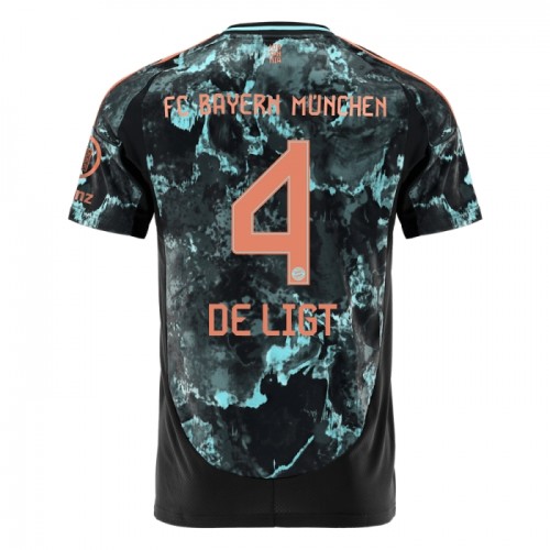Maglia FC Bayern Monaco De Ligt 4 Secondo 2024-25 Maniche Corte - Uomo Maglia FC Bayern Monaco De Ligt 4 Secondo 2024-25 Maniche Corte - Uomo